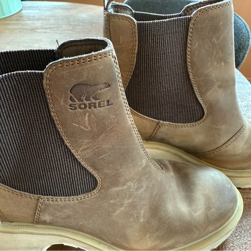 Sorel Women’s waterproof boots (size: 6.5)